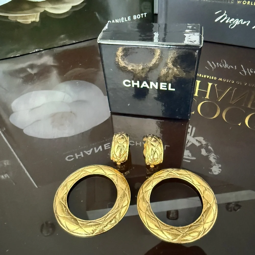LOT 2137 24K gold plated CHANEL vintage clip on earrings
